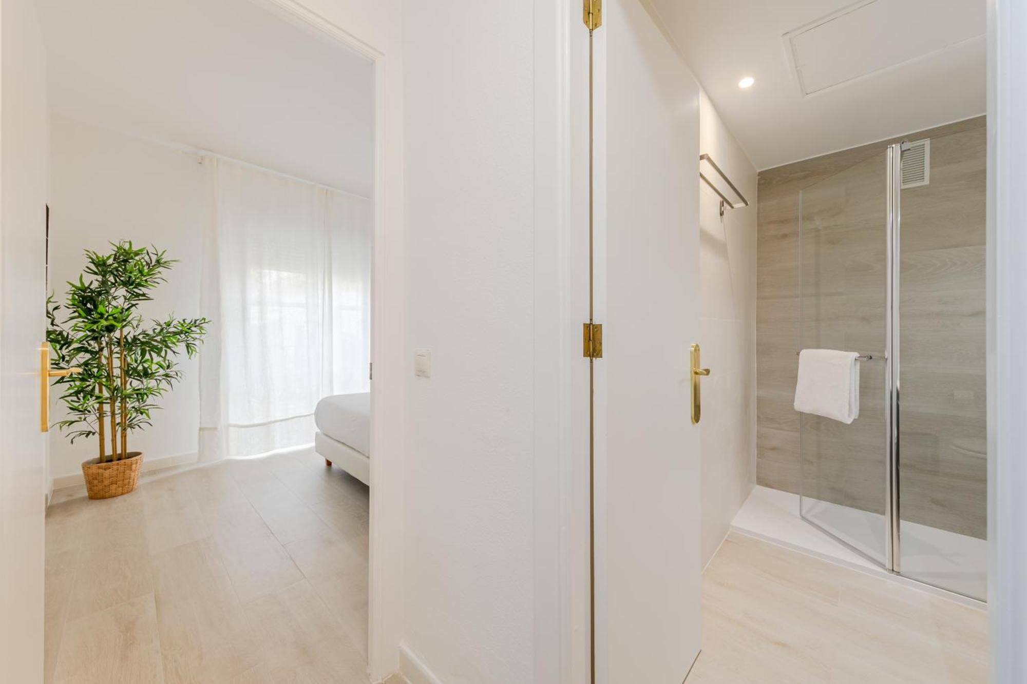 Isg Apartments Becquer Free Parking Inside The Building Севилья Экстерьер фото